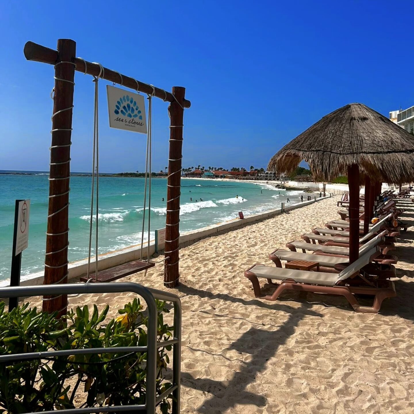 hotel frente al mar con hamacas y columpio frente al mar
